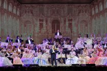 Niederlndische Violinist Andr Rieu gastiert auf seiner "Walzerknig"-Tour in der Lanxess-Arena Kln (&copy; Thomas Brill)