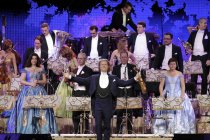 Niederlndische Violinist Andr Rieu gastiert in Begleitung des Johann Strauss Orchesters auf seiner "Walzerknig"-Tour in der Mitsubishi Electric Halle Dsseldorf (© Thomas Brill)
