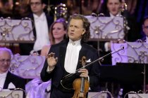 Niederlndische Violinist Andr Rieu gastiert in Begleitung des Johann Strauss Orchesters auf seiner "Walzerknig"-Tour in der Mitsubishi Electric Halle Dsseldorf (© Thomas Brill)