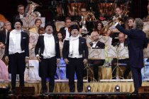 Niederländische Violinist André Rieu mit seinem Johann Strauss Orchesters "Die grosse Geburtstagstournee" in der Lanxess-Arena Köln (© Thomas Brill)