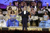 Niederländische Violinist André Rieu mit seinem Johann Strauss Orchesters "Die Welttournee" in der Lanxess-Arena Köln (© Thomas Brill)