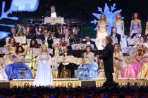Niederländische Violinist André Rieu mit seinem Johann Strauss Orchesters "Die Welttournee" in der Lanxess-Arena Köln (© Thomas Brill)