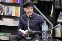 Finnische Schriftsteller Matias Riikonen und Hans-Gerd Koch sprechen über Riikonens neustes Roman "Matara" in der Buchhandlung Klaus Bittner Köln (© Thomas Brill)