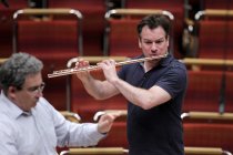 Schweizer Flötist Emmanuel Pahud gastiert mit dem  Gürzenich-Orchester Köln unter der Leitung des italienischen Dirigenten Carlo Rizzi in der Philharmonie Köln (&copy; Thomas Brill)