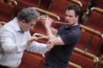 Schweizer Flötist Emmanuel Pahud gastiert mit dem  Gürzenich-Orchester Köln unter der Leitung des italienischen Dirigenten Carlo Rizzi in der Philharmonie Köln (&copy; Thomas Brill)