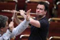 Schweizer Flötist Emmanuel Pahud gastiert mit dem  Gürzenich-Orchester Köln unter der Leitung des italienischen Dirigenten Carlo Rizzi in der Philharmonie Köln (&copy; Thomas Brill)