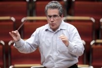 Italienische Dirigent Carlo Rizzi leitet das Gürzenich-Orchester Köln in Begeitung des schweizer Flötisten Emmanuel Pahud in der Philharmonie Köln (© Thomas Brill)