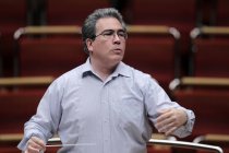 Italienische Dirigent Carlo Rizzi leitet das Gürzenich-Orchester Köln in Begeitung des schweizer Flötisten Emmanuel Pahud in der Philharmonie Köln (© Thomas Brill)