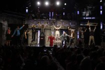 Ensemble spielt das Stück "Rollator" bei der Stunksitzung 2016 im E-Werk Köln (© Thomas Brill)