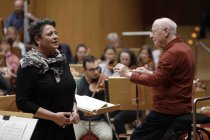 Deutsche Sängerin Gerhild Romberger gastiert in Begleitung des Symphonieorchester des Bayerischen Rundfunks unter der Leitung des niederländischen Dirigenten Bernard Haitink in der Philharmonie Köln (© Thomas Brill)