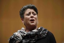 Deutsche Sängerin Gerhild Romberger gastiert in Begleitung des Symphonieorchester des Bayerischen Rundfunks unter der Leitung des niederländischen Dirigenten Bernard Haitink in der Philharmonie Köln (© Thomas Brill)