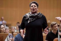 Deutsche Sängerin Gerhild Romberger gastiert in Begleitung des Symphonieorchester des Bayerischen Rundfunks unter der Leitung des niederländischen Dirigenten Bernard Haitink in der Philharmonie Köln (© Thomas Brill)