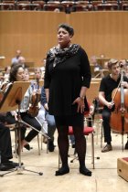 Deutsche Sängerin Gerhild Romberger gastiert in Begleitung des Symphonieorchester des Bayerischen Rundfunks unter der Leitung des niederländischen Dirigenten Bernard Haitink in der Philharmonie Köln (© Thomas Brill)