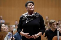 Deutsche Sängerin Gerhild Romberger gastiert in Begleitung des Symphonieorchester des Bayerischen Rundfunks unter der Leitung des niederländischen Dirigenten Bernard Haitink in der Philharmonie Köln (© Thomas Brill)