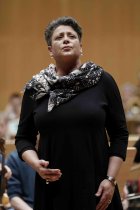 Deutsche Sängerin Gerhild Romberger gastiert in Begleitung des Symphonieorchester des Bayerischen Rundfunks unter der Leitung des niederländischen Dirigenten Bernard Haitink in der Philharmonie Köln (© Thomas Brill)