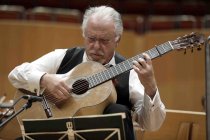 Spanischer Gitarrist Pepe Romero gastiert in Begleitung der Münchner Symphoniker unter der Leitung des deutschen Dirigenten Enrico Delamboye in der Philharmonie Köln (© Thomas Brill)