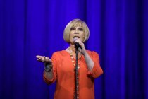 Deutsche Schlagersängerin Mary Roos und der deutsche Kabarettist Wolfgang Trepper gastieren mit ihrer Programm "Nutten, Koks und frische Erdbeeren"-Tour im Gloria Theater Köln (&copy; Thomas Brill)