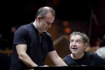 Französische Pianist Jean-François Heisser gastiert in Begleitung das Gürzenich-Orchester Köln unter der Leitung des französischen Dirigenten François-Xavier Roth in der Kölner Philharmonie (© Thomas Brill)