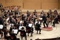 Französische Dirigent François-Xavier Roth leitet das Gürzenich Orchester Köln in der Philharmonie Köln (© Thomas Brill)