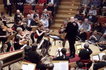 Französische Dirigent François-Xavier Roth leitet das von ihm gegründete und in Paris verankerte Spezial-Orchester "Les Siècles" in der Kölner Philharmonie (&copy; Thomas Brill)