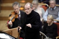 Französische Dirigent François-Xavier Roth leitet das von ihm gegründete und in Paris verankerte Spezial-Orchester "Les Siècles" in der Kölner Philharmonie (&copy; Thomas Brill)
