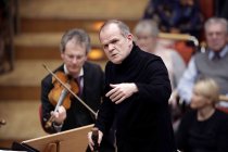 Französische Dirigent François-Xavier Roth leitet das von ihm gegründete und in Paris verankerte Spezial-Orchester "Les Siècles" in der Kölner Philharmonie (&copy; Thomas Brill)