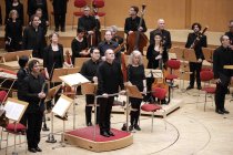 Französische Dirigent François-Xavier Roth leitet das Gürzenich-Orchester Köln in der Kölner Philharmonie (© Thomas Brill)