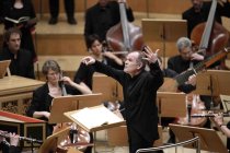Französische Dirigent François-Xavier Roth leitet das Gürzenich-Orchester Köln in der Kölner Philharmonie (© Thomas Brill)