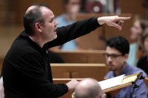 Französische Dirigent François-Xavier Roth leitet das Gürzenich-Orchester Köln in der Kölner Philharmonie (© Thomas Brill)