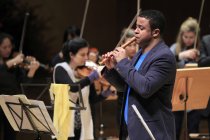 Ghanaisch-deutscher Flötist Daniel Rothert gastiert in Begleitung des Kölner Kammerorchester unter der Leitung der deutschen Violinistin Ariadne Daskalakis in der Philharmonie Köln (© Thomas Brill)