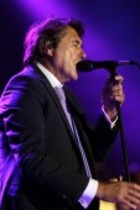 Britische Artrock-Band Roxy Music gastiert mit ihrem Sänger Bryan Ferry auf ihrer "Olympia"-Tour auf der Museumsmeile in Bonn (© Thomas Brill)