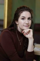 Deutsche Schriftstellerin Lisa Roy im Interview bezüglich ihres ersten Romans „Keine gute Geschichte“ im Restaurant/Cafe "frau mahér" Köln (© Thomas Brill)