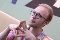 Deutsche Komponist und Musiker Valentin Ruckebier im Interview im Funkhaus Café Köln (© Thomas Brill)