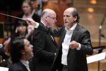 Deutsche Dirigent Peter Rundel leitet die Junge Deutsche Philharmonie im Rahmen des Festivals ACHT BRÜCKEN/Musik für Köln in der Philharmonie Köln (© Thomas Brill)