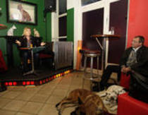 WDR5 Moderatorin Katja Ruppenthal liest aus "Inspektor Jury kommt auf den Hund" von Martha Crimes beim WDR 5 Vorlesetag in der Fiffi-Bar, Köln (© Thomas Brill)
