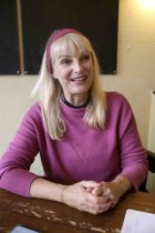Deutsche Kabarettistin Barbara Ruscher im Interview bezüglich der Premiere von ihrem neuen Programm "Romantik, Aber Zack, Zack" im Café Krümel Köln (© Thomas Brill)