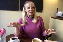 Deutsche Kabarettistin Barbara Ruscher im Interview bezüglich der Premiere von ihrem neuen Programm "Romantik, Aber Zack, Zack" im Café Krümel Köln (© Thomas Brill)