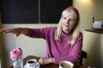 Deutsche Kabarettistin Barbara Ruscher im Interview bezüglich der Premiere von ihrem neuen Programm "Romantik, Aber Zack, Zack" im Café Krümel Köln (© Thomas Brill)