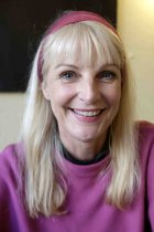 Deutsche Kabarettistin Barbara Ruscher im Interview bezüglich der Premiere von ihrem neuen Programm "Romantik, Aber Zack, Zack" im Café Krümel Köln (© Thomas Brill)