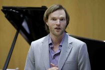 Kanadische Bass-Bariton Clarke Ruth in Begleitung der japanische Pianistin Ayaka Kodoi bestreiten das "Amuse Oreille" beim „Weihnachtskonzert“ im Rahmen der Konzertreihe "Im Zentrum Lied" im Antoniussaal, Citykirchenzentrum Köln (© Thomas Brill)