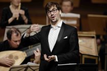 Rumänische Countertenor Valer Barna-Sabadus gastiert in Begleitung des Concerto Köln unter der Leitung der japanischen Konzertmeisterin und Violinistin Mayumi Hirasaki in der Philharmonie Köln (&copy; Thomas Brill)