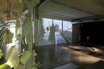 Chargesheimer-Stipendiat für Medienkunst Mohammad Moe Sabbah gastiert mit seiner Ausstellung „Enchanted Islands – A Pantomime“ vom 17. Oktober bis 09. November 2025 im Glasmoog an der Kunsthochschule für Medien Köln (© Thomas Brill)