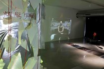 Chargesheimer-Stipendiat für Medienkunst Mohammad Moe Sabbah gastiert mit seiner Ausstellung „Enchanted Islands – A Pantomime“ vom 17. Oktober bis 09. November 2025 im Glasmoog an der Kunsthochschule für Medien Köln (© Thomas Brill)