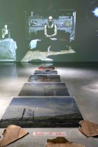 Chargesheimer-Stipendiat für Medienkunst Mohammad Moe Sabbah gastiert mit seiner Ausstellung „Enchanted Islands – A Pantomime“ vom 17. Oktober bis 09. November 2025 im Glasmoog an der Kunsthochschule für Medien Köln (© Thomas Brill)