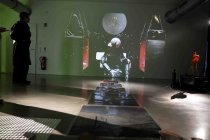 Chargesheimer-Stipendiat für Medienkunst Mohammad Moe Sabbah gastiert mit seiner Ausstellung „Enchanted Islands – A Pantomime“ vom 17. Oktober bis 09. November 2025 im Glasmoog an der Kunsthochschule für Medien Köln (© Thomas Brill)