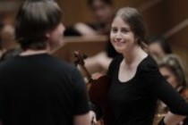 Norwegische Violinistin Vilde Frang begleitet die MCO Academy NRW des Mahler Chamber Orchestra unter der Leitung des finnischen Dirigenten Esa-Pekka Salonen in der Philharmonie Köln (© Thomas Brill)