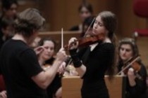 Norwegische Violinistin Vilde Frang begleitet die MCO Academy NRW des Mahler Chamber Orchestra unter der Leitung des finnischen Dirigenten Esa-Pekka Salonen in der Philharmonie Köln (© Thomas Brill)