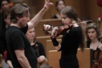 Norwegische Violinistin Vilde Frang begleitet die MCO Academy NRW des Mahler Chamber Orchestra unter der Leitung des finnischen Dirigenten Esa-Pekka Salonen in der Philharmonie Köln (© Thomas Brill)