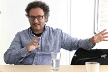 Chordirektor der Oper Köln Rustam Samedov im Interview bezüglich der Premiere der konzertante Aufführung von Georges Bizet "Die Perlenfischer" im StaatenHaus Köln (© Thomas Brill)