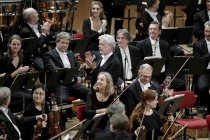 Finnische Dirigent Jukka-Pekka Saraste leitete das WDR Sinfonieorchester Köln bei seinem Abschiedskonzert mit seinem Lieblingsstück von Gustav Mahler Sinfonie Nr. 5 cis-Moll (1901–02) in der Kölner Philharmonie (© Thomas Brill)